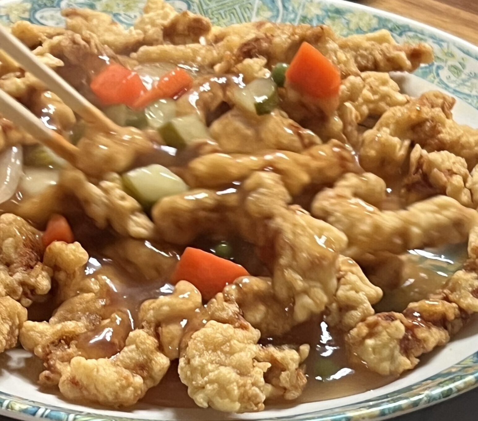 Tangsu-Yuk: Pouring Sauce or Dipping? Your Choice Reflects Your Class